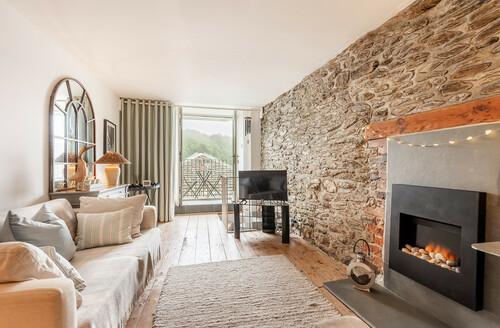 Last Minute Cottages - Hideaway