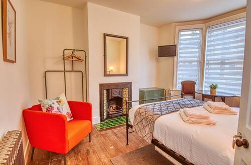 Last Minute Cottages - 4 Bedroom House in central Bath with Garden & Free Private Parking