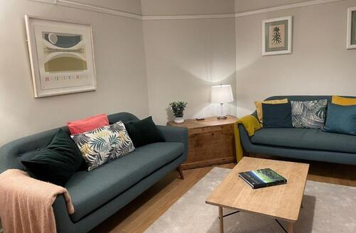 Last Minute Cottages - No 12 - Stylish & homely 3 bed with parking close to city centre