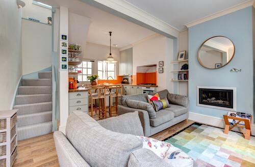 Last Minute Cottages - The Little White House
