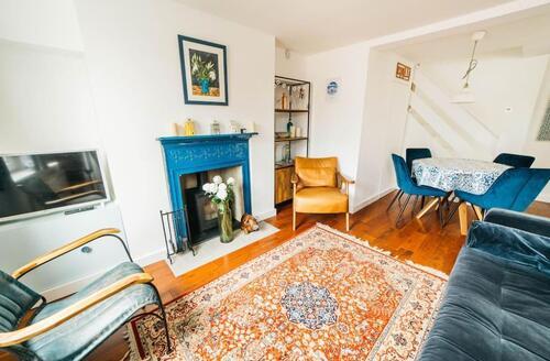Last Minute Cottages - Charming & Stylish 2-Bed House - 20 min Walk to Centre