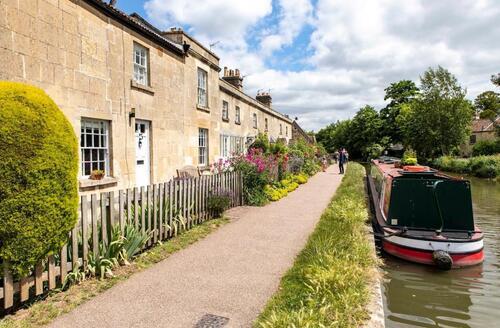 Last Minute Cottages - Fabulous canal side home walking distance to Bath