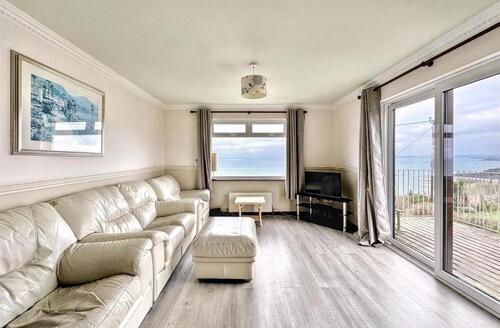 Last Minute Cottages - 5-bedroom Detached House-Sea Views-Garden-Balcony