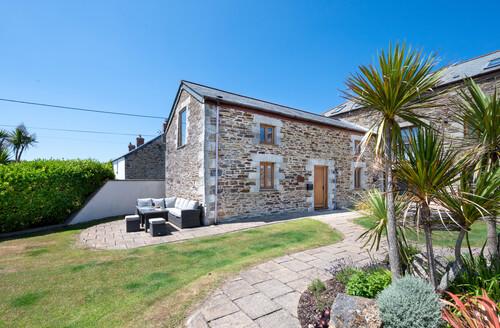Last Minute Cottages - Traeth Barn