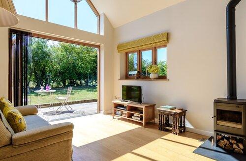 Last Minute Cottages - 1 Bed Cottage in Hurst Green