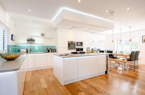 Last Minute Cottages - 4 Bed Cottage in Milford On Sea