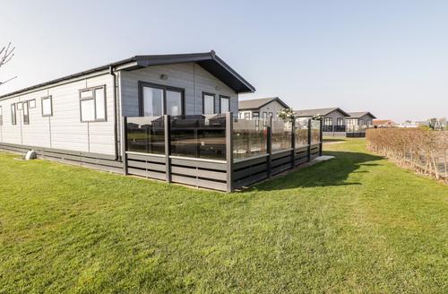 Last Minute Cottages - Fairways 4 - Sunny Meadows