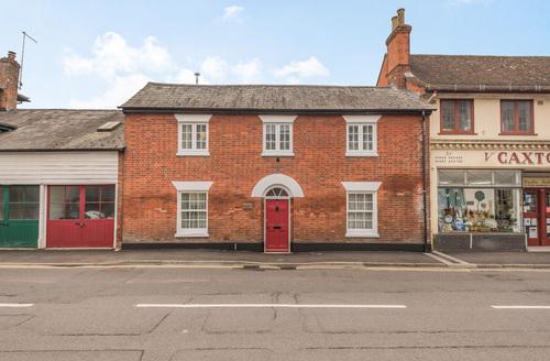 Last Minute Cottages - Riverside House