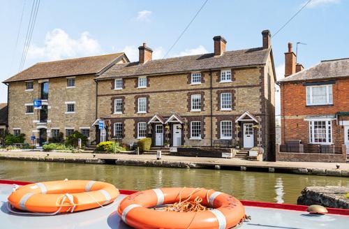 Last Minute Cottages - 4 Canalside Cottages