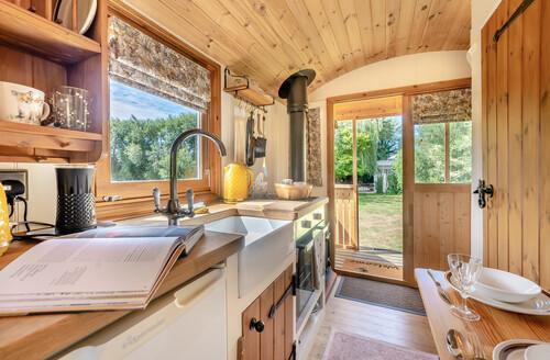 Last Minute Cottages - The Lazy Bee
